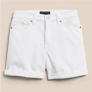 NWT. Banana Republic women’s Girlfriend Denim Short.  Relaxed Fit.  34/18.